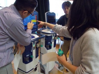 人工呼吸器体験ブース