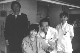 意識回復をした石川卓くんと父徹さん (左)。 今明秀と看護師の近藤さん