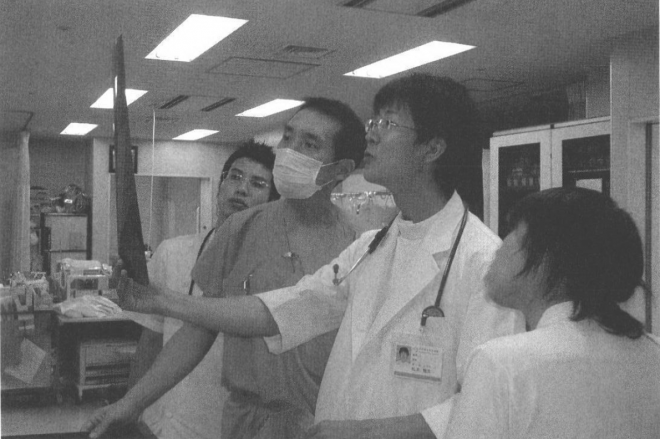 指導する今明秀