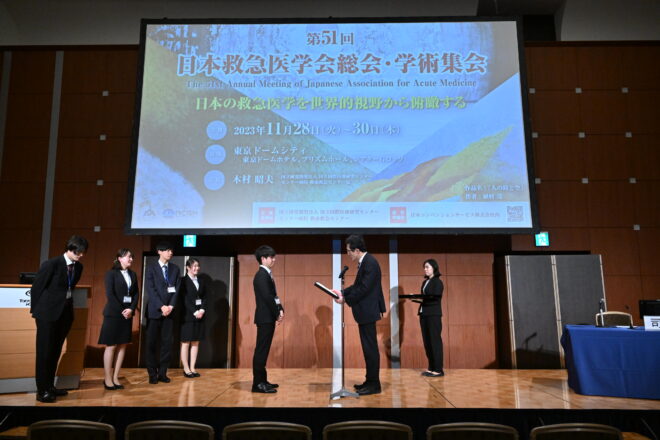 表彰式の様子 写真3（第51回 日本救急医学会・学術集会 学生・研修医セッション）