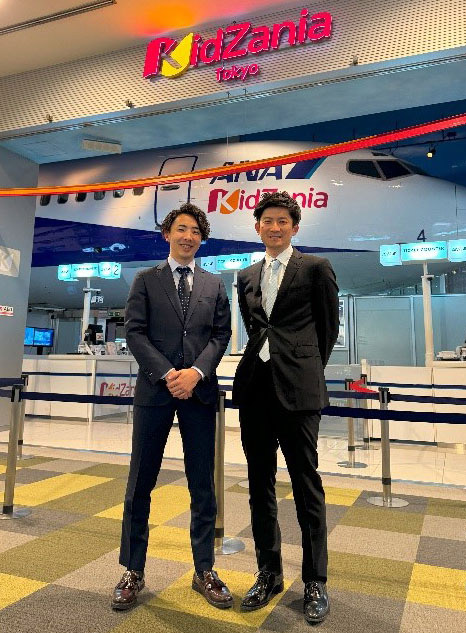 写真1　医局の後輩である工藤秀将先生（左）とキッザニアを視察