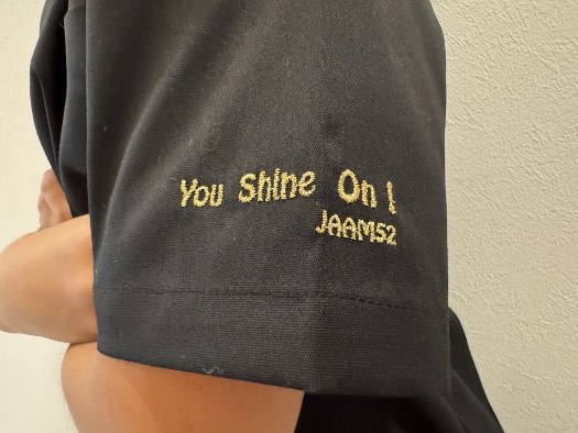 写真2 「You Shine On!(君は輝く)」の刺繍入りスクラブを作製