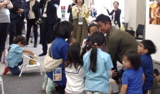 写真7　銀次さんと心肺蘇生を学ぶ子どもたち