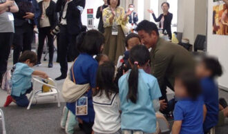 写真7　銀次さんと心肺蘇生を学ぶ子どもたち